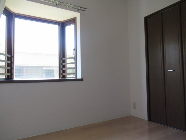 シティコート住吉本町３ＬＤＫの洋室|南側の洋室には出窓があります