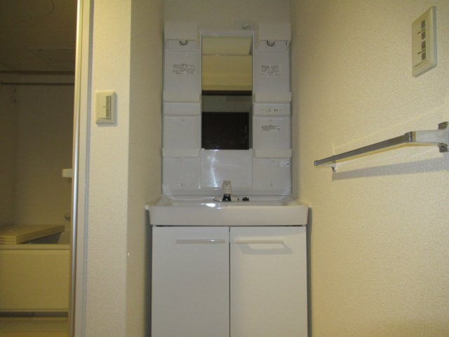 シティコート住吉本町３ＬＤＫの洗面所|明るい洗面所です