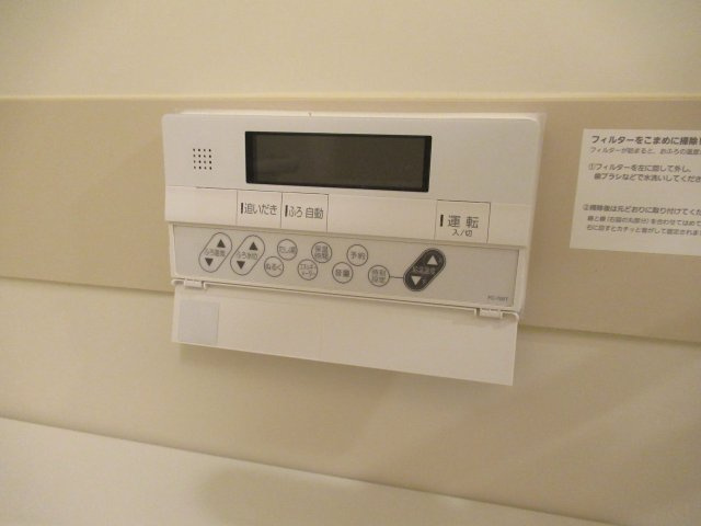 シティコート住吉本町３ＬＤＫの浴室|追い焚き機能もあるコントローラーです