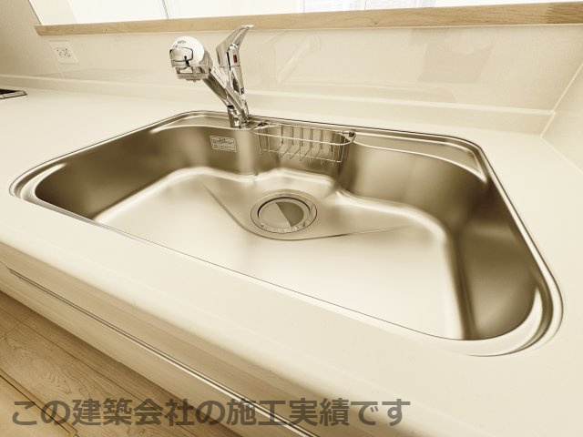 耐震+制震の家：住宅性能取得物件 手崎町 1号棟の設備|■全面エンボス加工ステンレスシンク
■水はねの音や食器が当たる音を大幅に軽減
■浄水器内蔵水栓、浄水器ごとホースを引き出せます