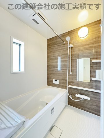 耐震+制震の家：住宅性能取得物件 手崎町 1号棟の浴室|■バスルームを湿気から守り、洗濯物を乾かす事が出来ます
■浴室暖房でヒートショックの予防
■４時間たっても、湯温低下は約2.5℃ お湯が冷めにくい構造で、光熱費を節約できます