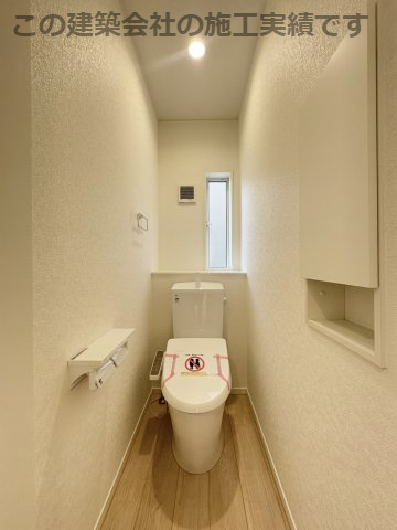 耐震+制震の家：住宅性能取得物件 手崎町 1号棟のトイレ|■温水洗浄暖房便座
■1階、2階に設置
■奥までぐるーっとフチなしのお手入れカンタン仕様
