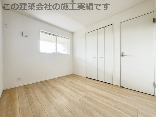 耐震+制震の家：住宅性能取得物件 手崎町 1号棟の洋室|各居室に収納を備えました