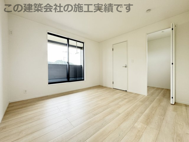 耐震+制震の家：住宅性能取得物件 手崎町 1号棟の洋室|各居室に収納を備えました