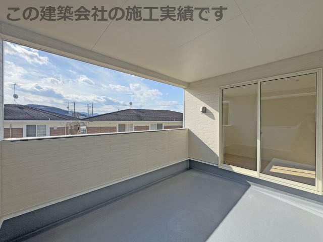 耐震+制震の家：住宅性能取得物件 手崎町 1号棟のバルコニー|雨の日も安心！インナーバルコニー