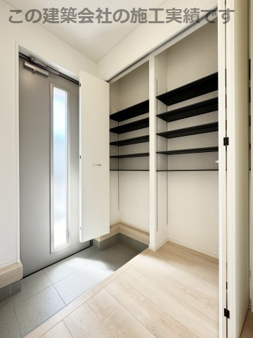耐震+制震の家：住宅性能取得物件 手崎町 1号棟の玄関|大容量のシューズボックス