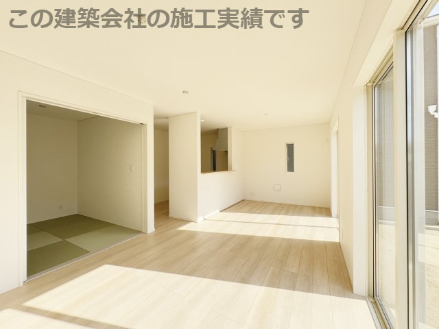 耐震+制震の家：住宅性能取得物件 手崎町 1号棟の居間・リビング|広々ＬＤＫ 
