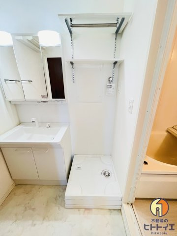 グレイスハイムの設備|棚付きの洗濯機置場です