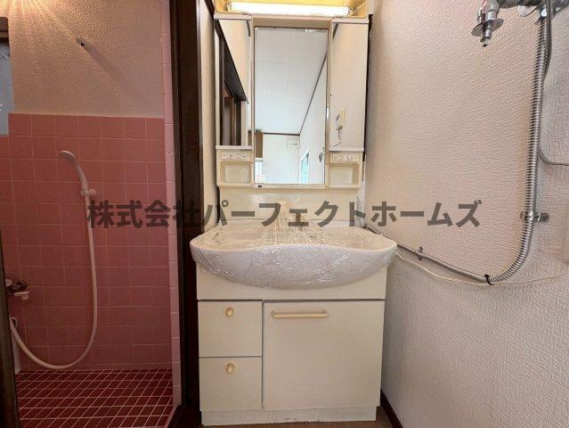 長尾家具町4丁目戸建　賃貸の独立洗面台|独立洗面台、小物を置くことができて便利です