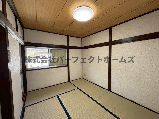 長尾家具町4丁目戸建　賃貸の和室|明るい和室です