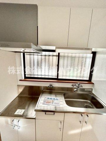 野崎2丁目一戸建のキッチン|キッチンにも窓ございます