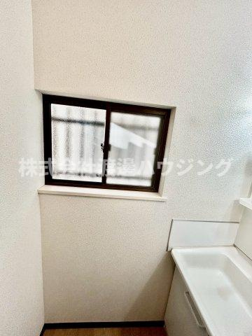 野崎2丁目一戸建のその他|洗面所にも窓ございます
