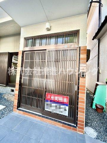 野崎2丁目一戸建のエントランス