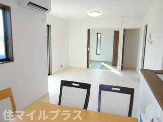 【居間・リビング】 | 矢吹町八幡町新築一戸建て5棟 | こちらの居間で趣味の時間をお楽しみください