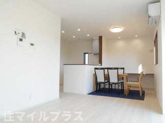 【居間・リビング】 | 矢吹町八幡町新築一戸建て5棟 | こちらのリビングで趣味の時間をお楽しみください