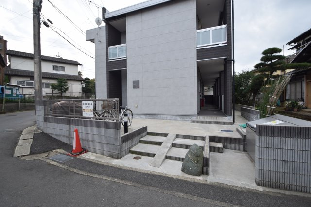 リブリ・エンジュのエントランス|落ち着いたエントランスです