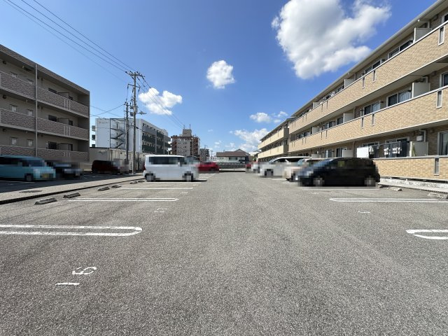 アムールの駐車場