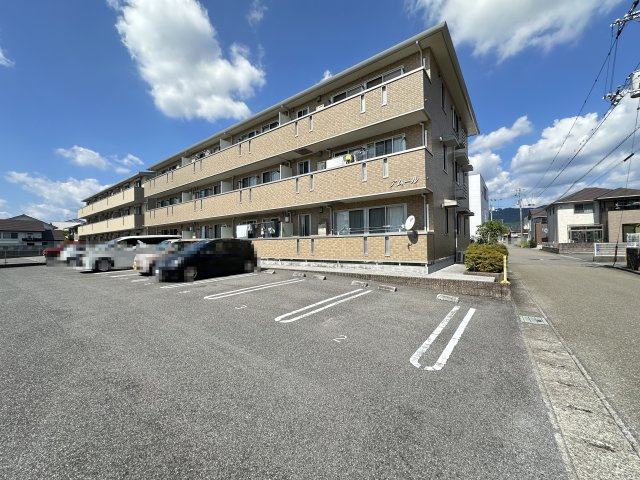 アムールの駐車場