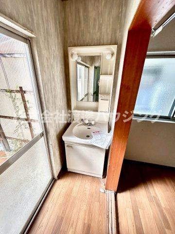 TC北条建物向かって右の洗面所