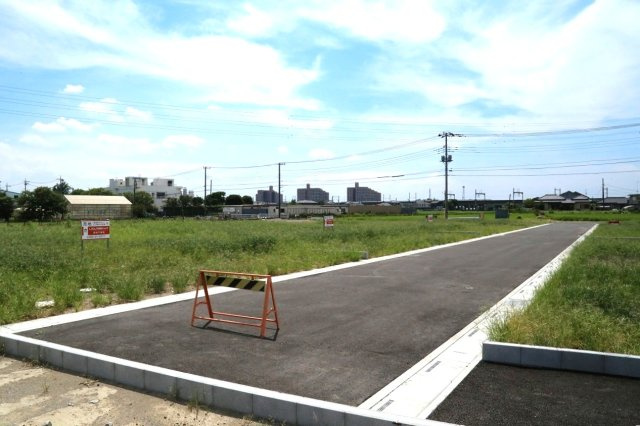 上川崎全８区画Ｎｏ,２の前面道路含む現地写真|南側開発道路北東側より望む