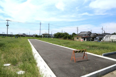 【前面道路含む現地写真】 | 上川崎全８区画Ｎｏ,２ | 南側開発道路南東側より望む