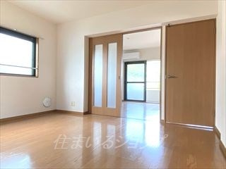 ユーミー尾和の居間・リビング|窓が多く明るい角部屋です！