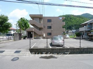 ユーミー尾和の駐車場