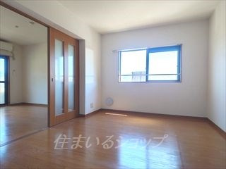 ユーミー尾和の居間・リビング|窓が多く明るい角部屋です！