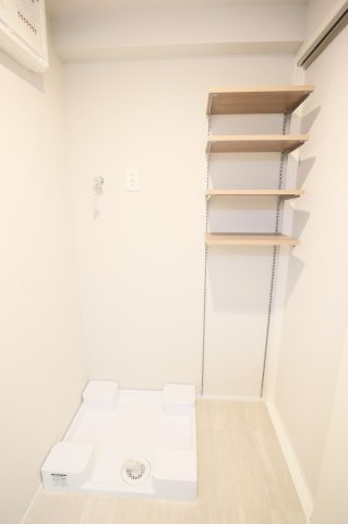 【ランドリースペース】 | レークサイド野多目 | 洗濯機置き場の横のスペースには洗剤等を置ける棚が設置されています