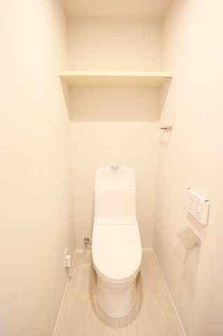 【トイレ】 | レークサイド野多目 | 冬は便座も温水も温かく快適なシャワー付トイレ。上部には収納を設置◎