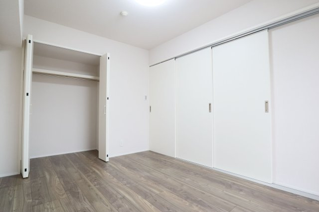 【洋室】 | レークサイド野多目 | 5.9帖の洋室。リビングとは引き戸でフラットにつながっています