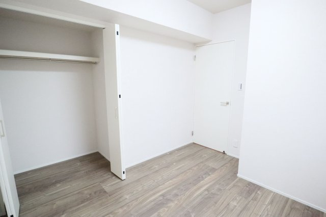 【収納】 | レークサイド野多目 | 5.7帖の洋室。収納スペースも設けられているため、居住スペースは広くお使いいただけます