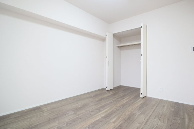 【洋室】 | レークサイド野多目 | 各部屋にはクローゼットを完備しています！収納が多いお家はすっきりして快適空間です