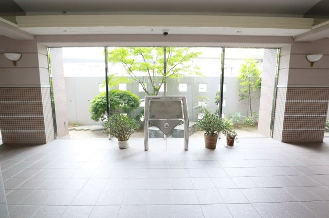 【エントランス】 | レークサイド野多目 | 共用部分はいつもスッキリと清潔に管理されておりお住まいの方を気持ちよくお迎えします