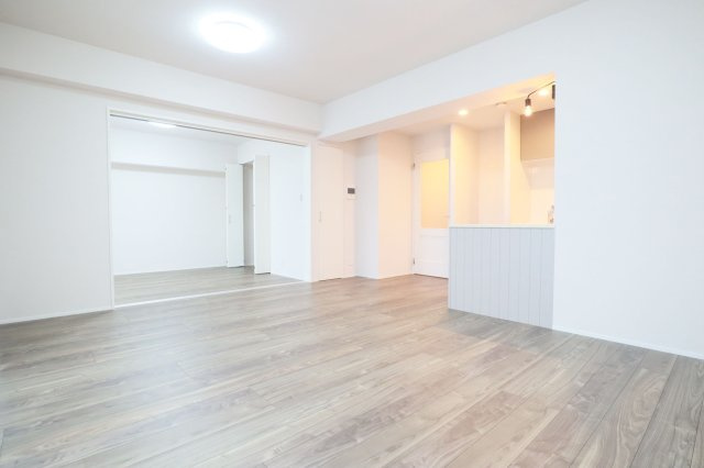 【居間・リビング】 | レークサイド野多目 | LDKは約21帖の広さで、ご家族の団らんはもちろんホームパーティーにも対応できそうです