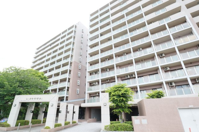 【外観】 | レークサイド野多目 | 徒歩2分のバス停から大橋駅まで直行できます。敷地内駐車場に空きがあるので車をお持ちの方でも安心です