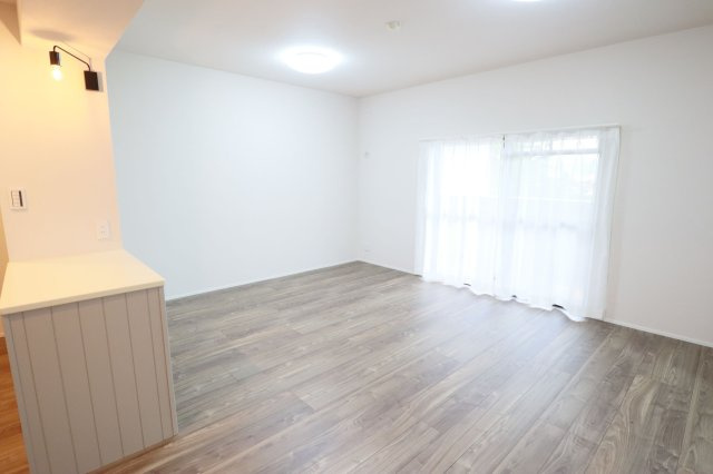 【居間・リビング】 | レークサイド野多目 | 開口部から気持ち良い光が射し込むリビングルーム。陽当り・風通し共に良好で、居心地の良い空間です