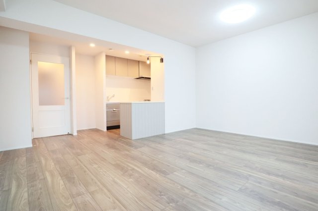 【居間・リビング】 | レークサイド野多目 | リビングは広く落ち着く空間になっており、お好きなレイアウトを楽しめます