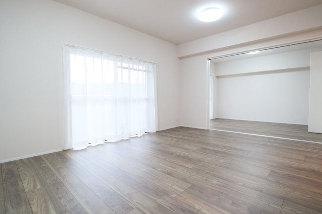 【居間・リビング】 | レークサイド野多目 | 大きな窓のあるLDKは明るさたっぷり。食事のときも、くつろぎの時間も楽しい家族の時間をすごせそうです