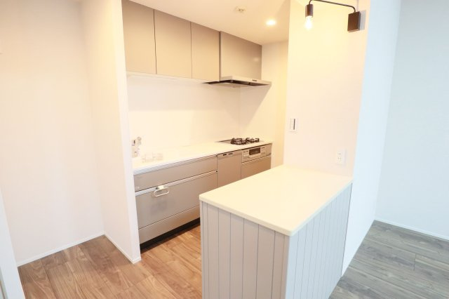 【キッチン】 | レークサイド野多目 | キッチンは壁に面していますが背面にカウンターが設置されているので効率的にお料理が進められます