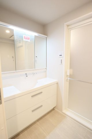 【独立洗面台】 | レークサイド野多目 | 三面鏡裏収納付きの洗面台で、散らかりがちな洗面回りもすっきりと片付きます