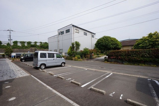 エテルノ　ハピネスＢの駐車場