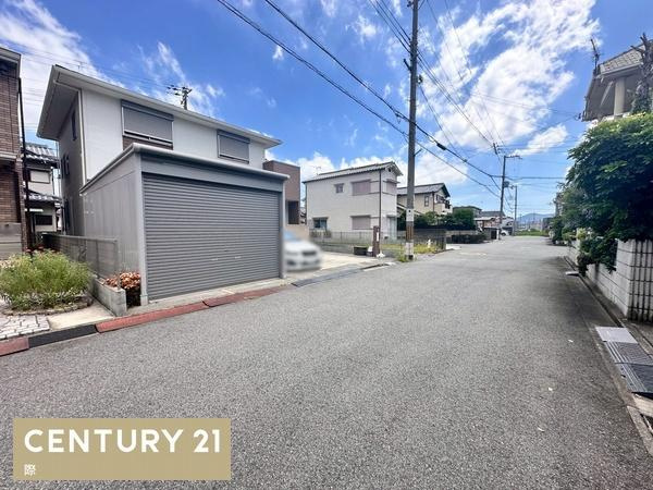 和歌山市松島の中古一戸建の前面道路含む現地写真