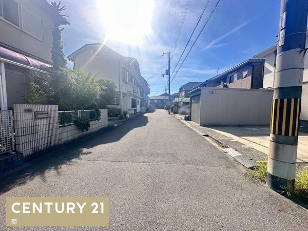 和歌山市松島の中古一戸建の前面道路含む現地写真