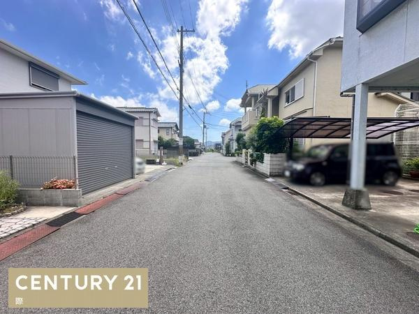 和歌山市松島の中古一戸建の前面道路含む現地写真