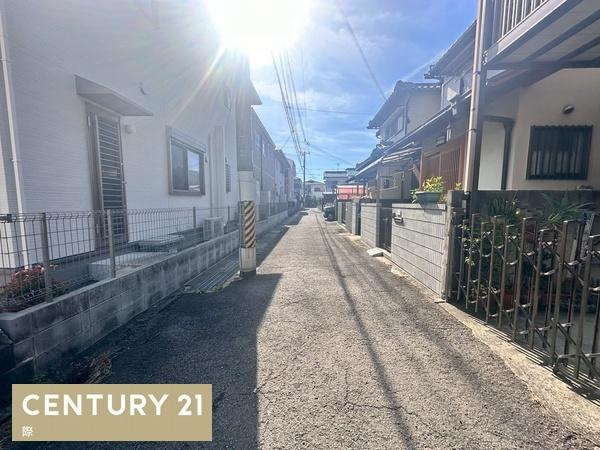 和歌山市松島の中古一戸建の前面道路含む現地写真