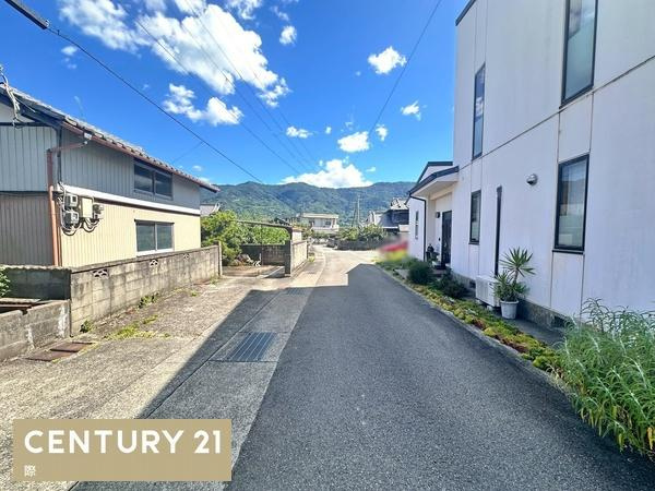 紀の川市東野　中古戸建の前面道路含む現地写真