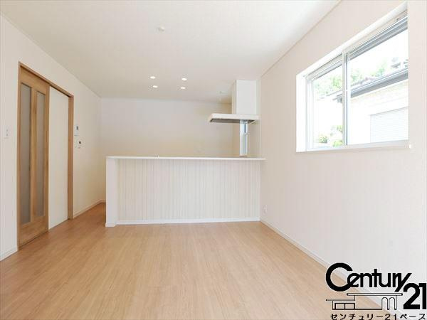 ファーストタウン帝塚山 ２号棟 ／新築一戸建の内観：施工例|■窓ガラスは紫外線７６％カットで安心のLOW-Eペアガラスを採用！結露防止にも効果的です！■