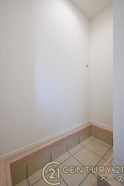 クレイドルガーデン田町 １号棟 ／新築一戸建の玄関|■現地撮影写真■玄関には広々土間収納があります！履物の他にも傘立てやベビーカーも仕舞えます！