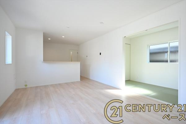 クレイドルガーデン田町 １号棟 ／新築一戸建の居間・リビング|■現地撮影写真■ご家族でくつろいでいただける広々したリビングです！